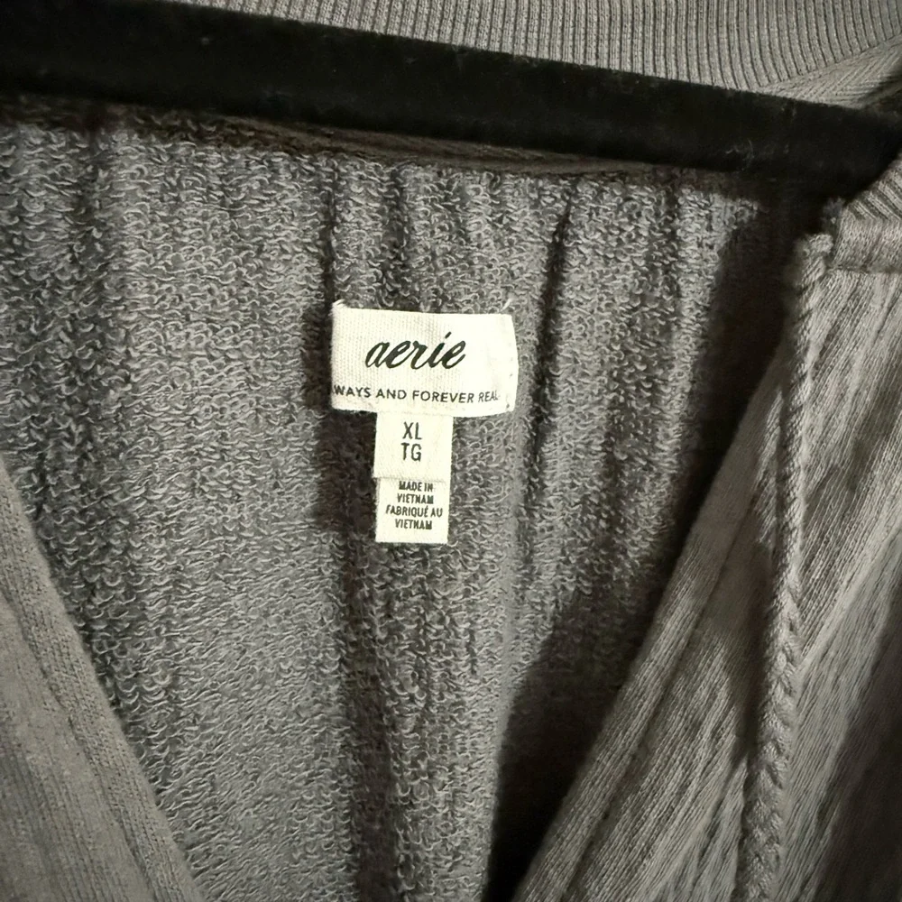 Aerie V-neck XL - Picture 3 of 3